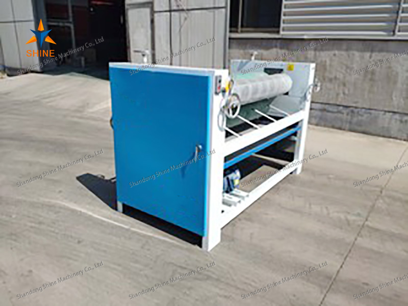 Клеепромазочная машина